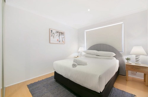 Mermaid Beach Apartment | Ground Floor 2-Bed Mermaid Beach Pad with Parking