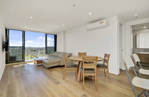 Phillip Apartment | Modern 1-Bed Apartment With Parking