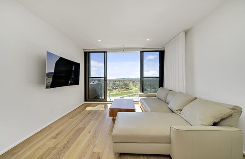 Phillip Apartment | Modern 1-Bed Apartment With Parking