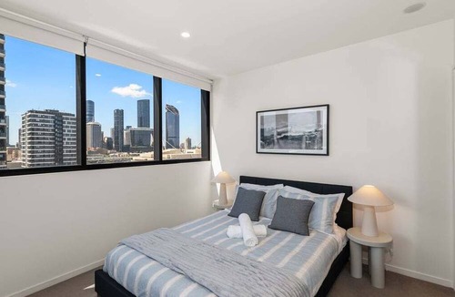 South Brisbane Apartment | Central 2BR Gem | Modern Comfort City & River View