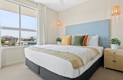 Cairns North Apartment | Azureside Apartment Retreat – 5th Floor Stay Near Cairns Esplanade with Pool