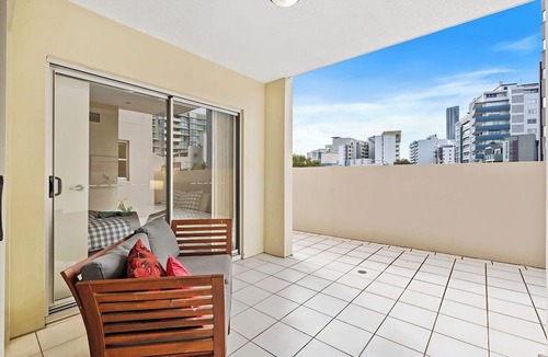 Spring Hill Apartment | Stylish Escape Free Parking for 2 Walk to CBD