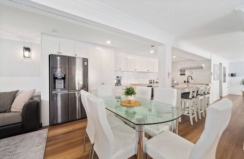 Shailer Park House | Spacious Home, Pool, Sauna fits 10ppl