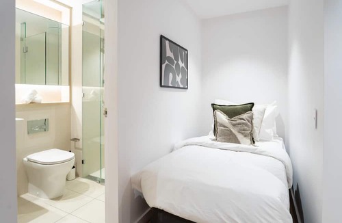 Docklands Apartment | Brilliant Collins Wharf Waterfront Condo