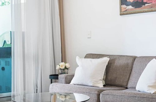 Glenelg Apartment | Warm Waves - Beach Pool Home