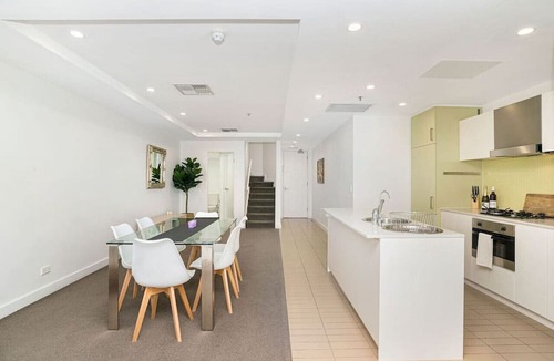 Glenelg Apartment | Warm Waves - Beach Pool Home