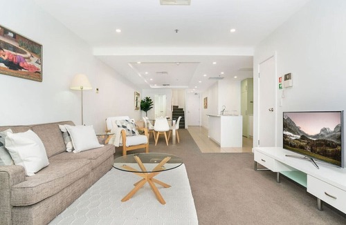 Glenelg Apartment | Warm Waves - Beach Pool Home