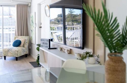 Burleigh Heads Apartment | Elegant Burleigh Headland Apartment with Balcony, Ocean and Skyline Views