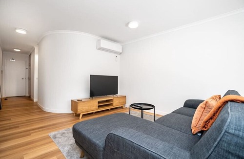 Kingston Apartment | Apt in Kingston - 10min to Lake Burley Griffin