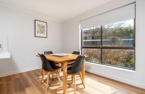Kingston Apartment | Apt in Kingston - 10min to Lake Burley Griffin