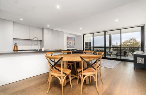 Kingston Apartment | Kingston Foreshore Apt with Water Views