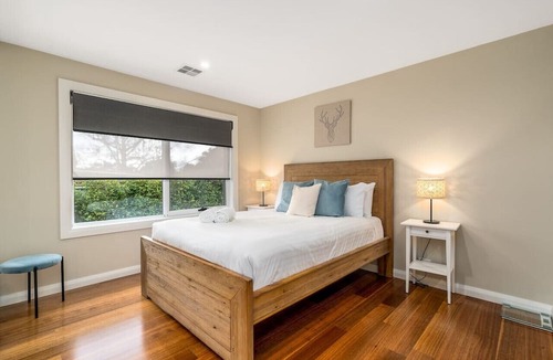 Chifley Apartment | Comfy and Modern House w/Outdoor Dining & WiFi