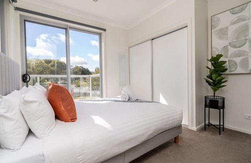 Braddon Apartment | 3BR Modern Apt | Prime Location 7 Mins to CBD!