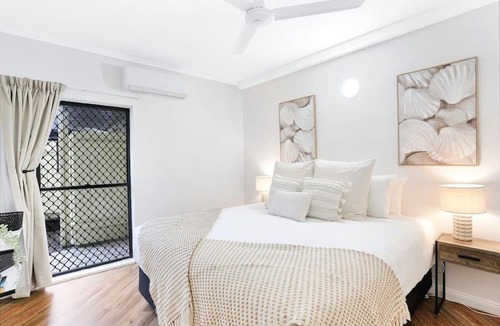 Cairns North Apartment | Living on Lake - Stylish Townhouse with Pool & Patio Near Esplanade