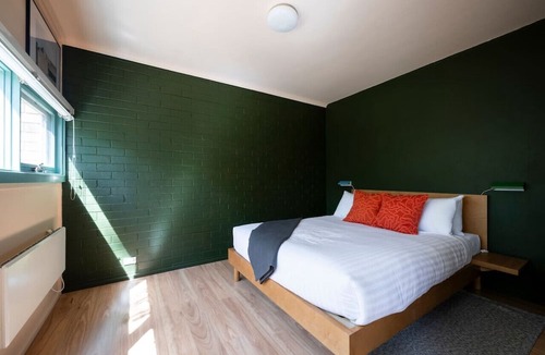 Campbell Apartment | Sun-filled APT | 2 mins to Legacy Park!