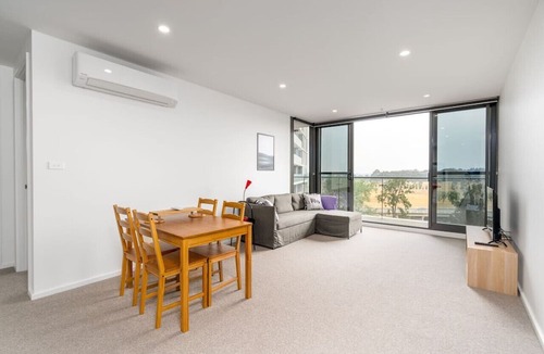 Phillip Apartment | Stylish Phillip Apartment with Gym & Pool