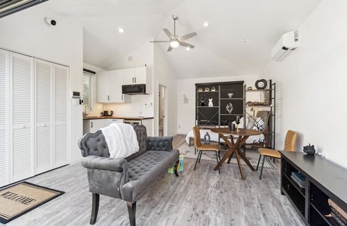 Westchester Apartment | Studio GuestHouse in Los Angeles near LMU, 5 min from LAX.