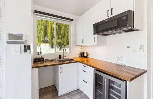Westchester Apartment | Studio GuestHouse in Los Angeles near LMU, 5 min from LAX.
