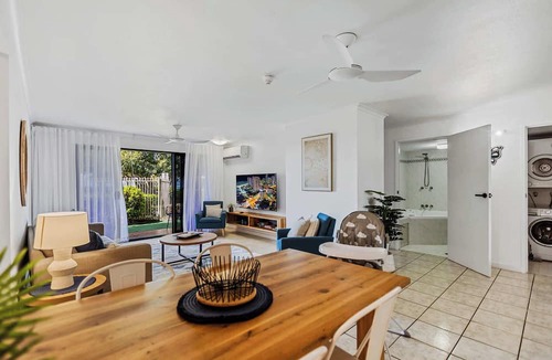 Cairns North Apartment | Oceanfront Apartment w/Pool & BBQ - Central Cairns