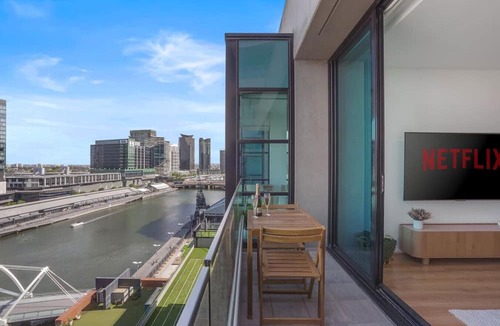 Docklands Apartment | Waterfront in Docklands Walk to Crown & Marvel