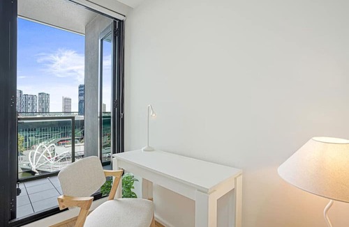 Docklands Apartment | Waterfront in Docklands Walk to Crown & Marvel