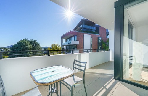 Manuka Apartment | Stylish Urban Apartment Close to Manuka