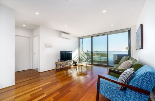 Phillip Apartment | Top-Floor Apartment Near Shops and Arboretum views