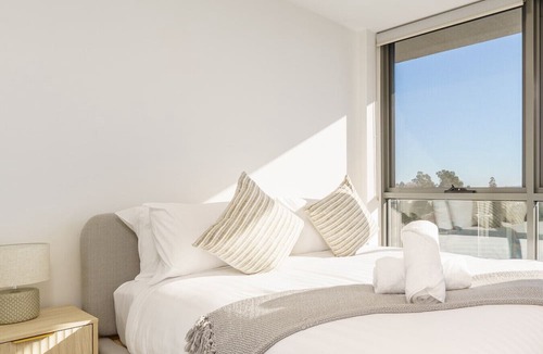 Phillip Apartment | Top-Floor Apartment Near Shops and Arboretum views
