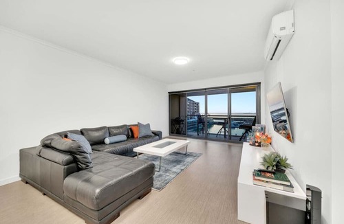 Glenelg Apartment | Sub-Penthouse Glenelg Waterfront | By Host Solutions