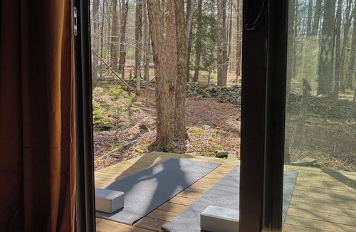 Sparrow Bush Cabin | Cozy cabin on 17 acres of nature, with workspace, yoga deck, bbq and fire pit