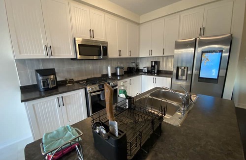 Vaughan Bed & Breakfast | 3BR Getaway in Kleinburg, Vaughan, Built in 2024 — Stylish Comfort Awaits You!