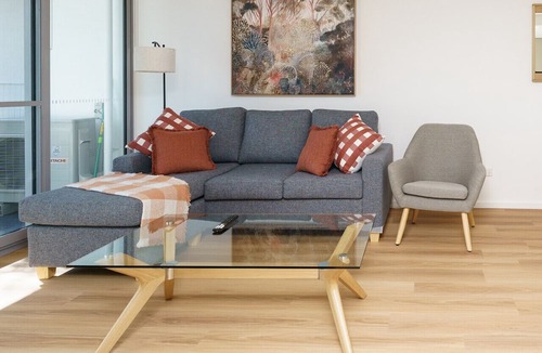 Kingston Apartment | Elegant & Cosy Haven in Lively Kingston Foreshore