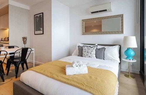 Docklands Apartment | Bay&River Views Condo near Southern Cross Station
