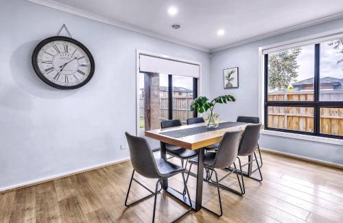 Rockbank House | Modern Rockbank Retreat Near Caroline Springs