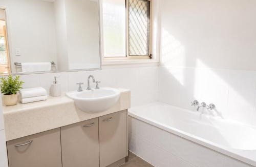 Redbank Plains House | 4BR Simple and Comfy Family Home between BNE and Ipswich