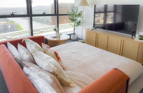 Brisbane Central Business District Apartment | Ryeva Stays with free Parking, Pool, Sauna, Gym & River Views
