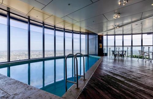 Brisbane Central Business District Apartment | LVL72 Breathtaking Views with Parking, Pool & Gym