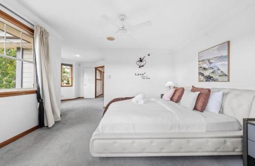 Parkinson House | Large 5 Bedroom Family Home with 3 Bathrooms Quiet and Comfortable
