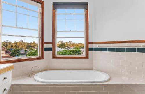 Parkinson House | Large 5 Bedroom Family Home with 3 Bathrooms Quiet and Comfortable