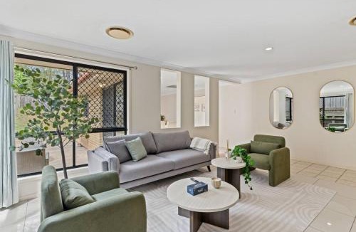 Acacia Ridge House | Affordable 4 Bedroom 2 Bathroom Family Home with Central Air Conditioning