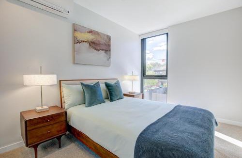 Dickson Apartment | The Aristocrat-Central Mid Century Luxe Dual Suite -2 Bed 2 Bath, Gym and Free Parking