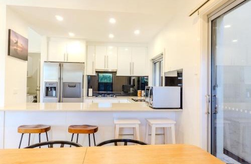 Brighton Apartment | Koala in Brighton 3BR with Sauna, Walk to Jetty, Train and close to Glenelg and CBD - Koala Stay