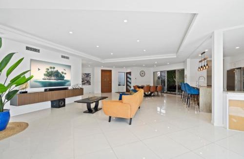 Mermaid Beach Villa | Luxury Mermaid Beach Pool 4 King Sleeps 10