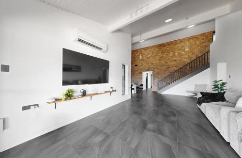 Newport House | Waterfront Stay at Newport Commercial Kitchen