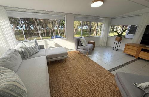 Traviston Apartment | Sandy Lodge Steps to Beach Ocean Views Sleeps 6 AC WiFi Linen provided