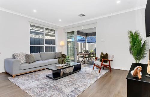 Angle Vale Villa | Campiana Retreat, 5 Beds, Near Virgara Wines, 2 Living Areas