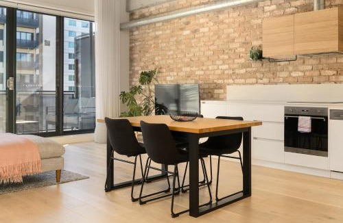 Phillip Apartment | Sunlit 1BR Retreat, Shops and Cafes at Doorstep - Hosted by Canstay