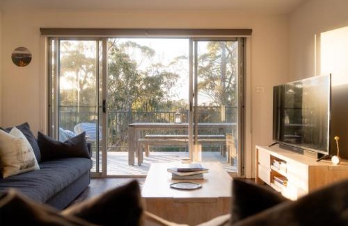 Coles Bay House | Freycinet Haven- 4-bedroom house at the edge of the National Park & easy access to Coles Bay hub!