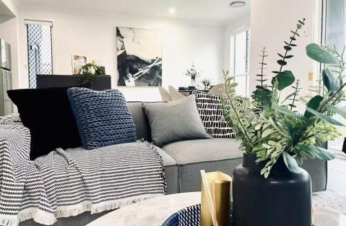 Heathwood House | Brisbane Family House with Ensuite&Centralised A/C