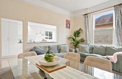 North Hobart House | Rosehaven Retreat - Pool Table - Free Parking - Walk to Restaurants